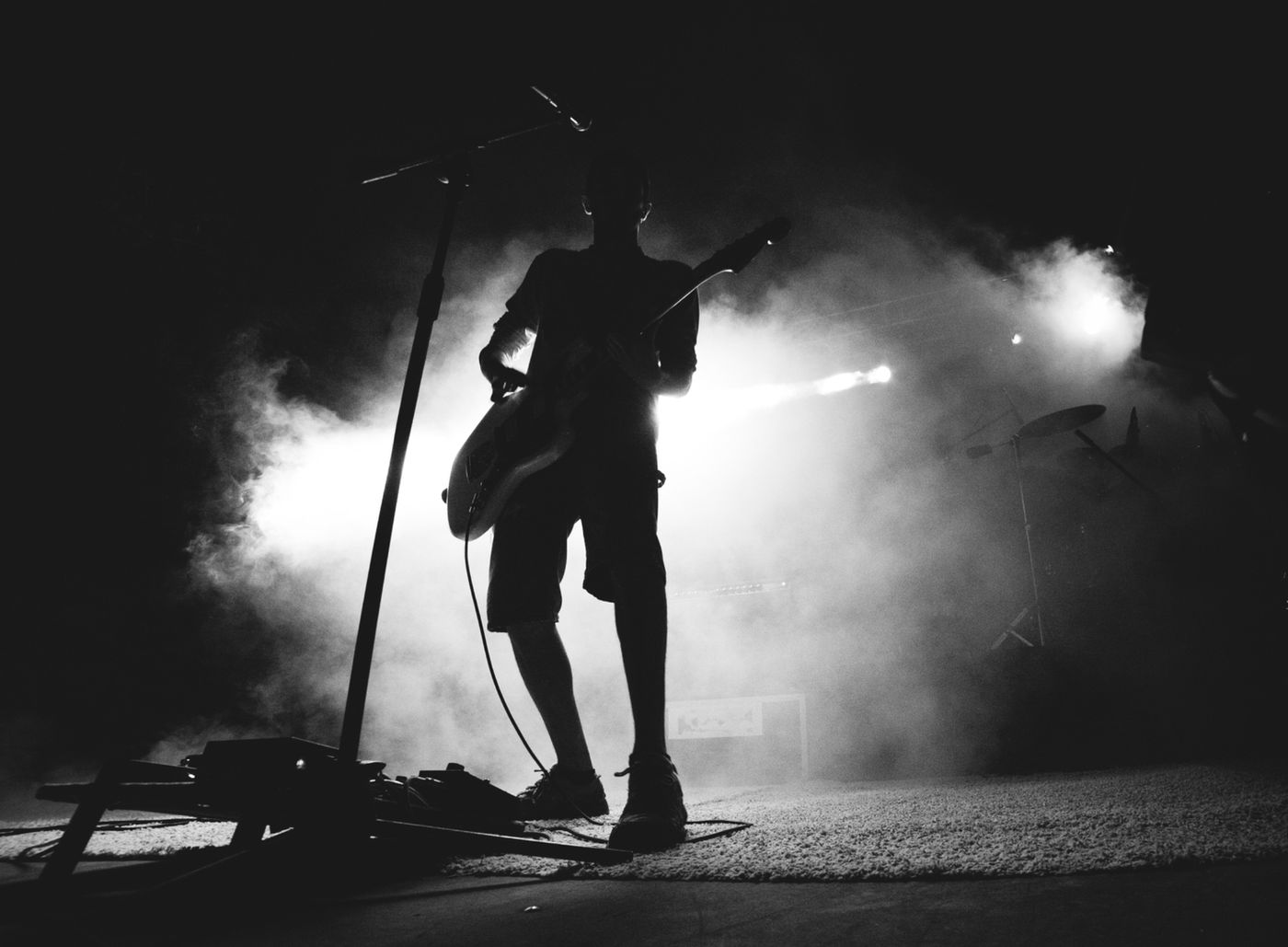 Gitarzysta na scenie w świetle reflektorów