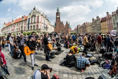 Uczestnicy z gitarami na wrocławskim Rynku – zdjęcie ilustracyjne Gitarowego Rekordu Świata