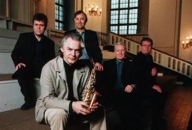 Jan Garbarek z saksofonem i muzycy The Hilliard Ensemble