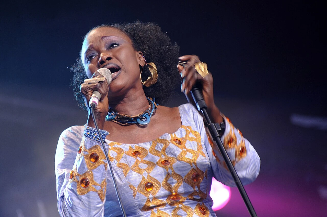 Oumou Sangaré z mikrofonem podczas koncertu w Cambridge w 2009 roku