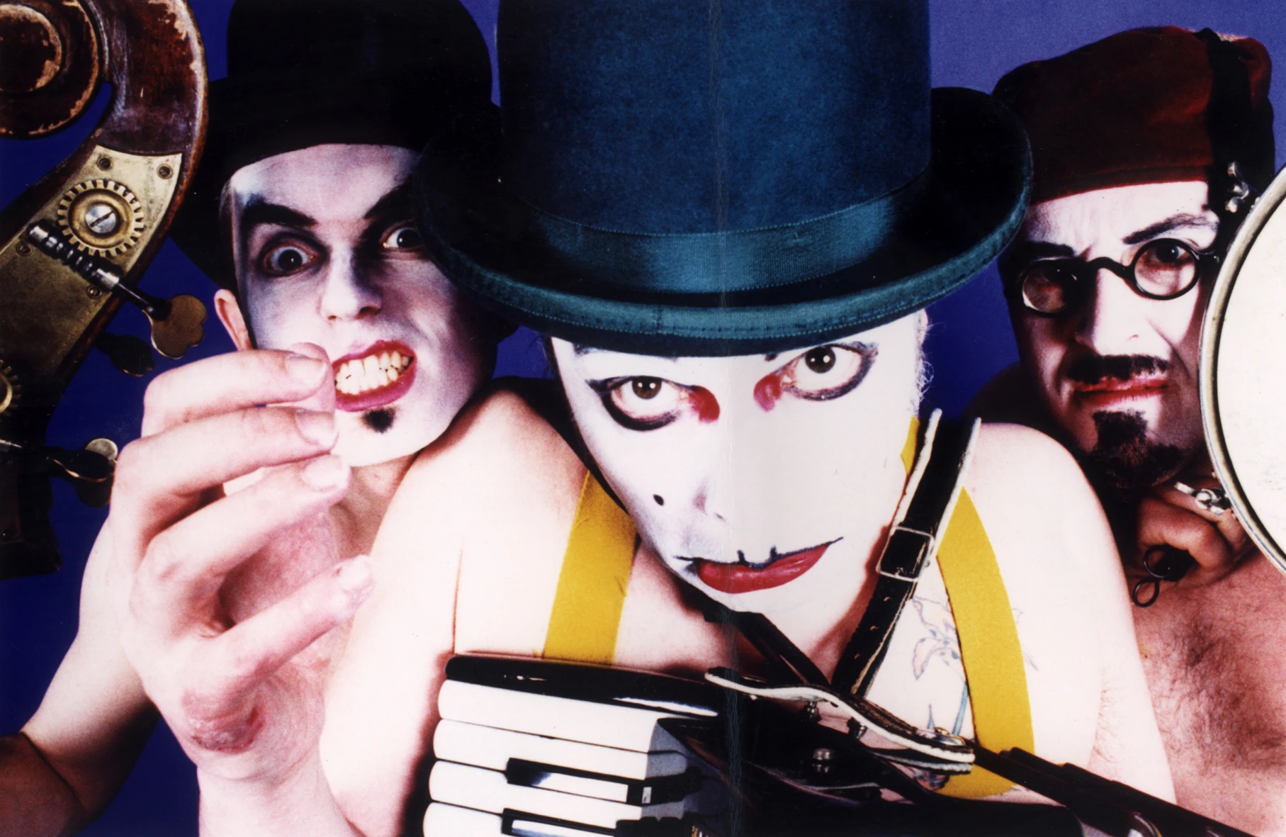 Muzycy The Tiger Lillies w teatralnym makijażu i kapeluszach