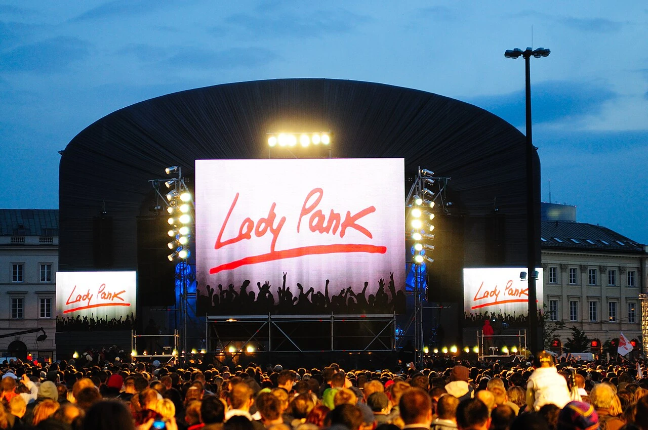 Scena i publiczność podczas koncertu Lady Pank w 2009 roku