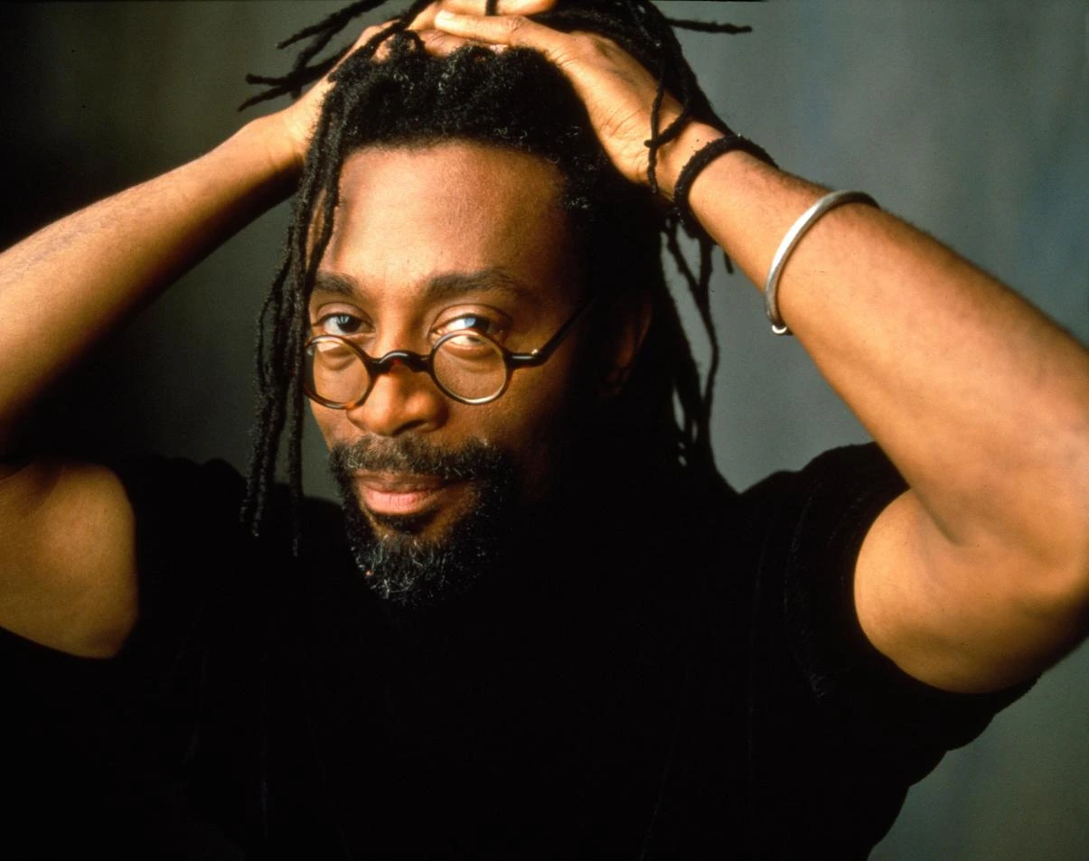 Bobby McFerrin w okularach, z dłońmi opartymi na głowie