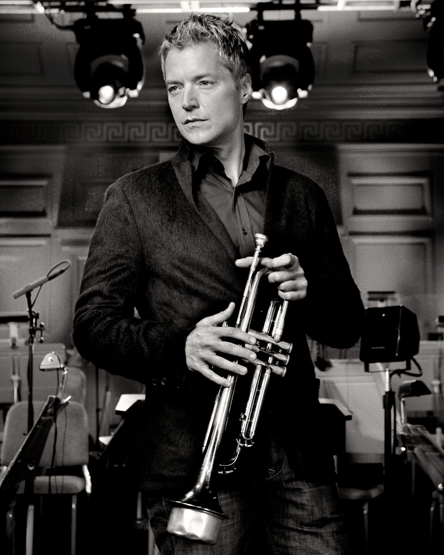 Chris Botti z trąbką na czarno-białej fotografii