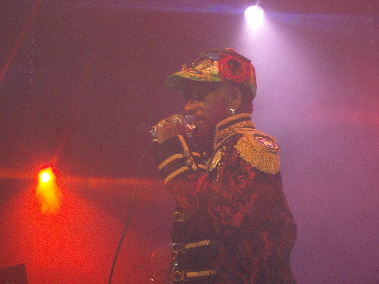 Lee Scratch Perry z mikrofonem we mgle scenicznej podczas Rocktambule Festival w 2009 roku