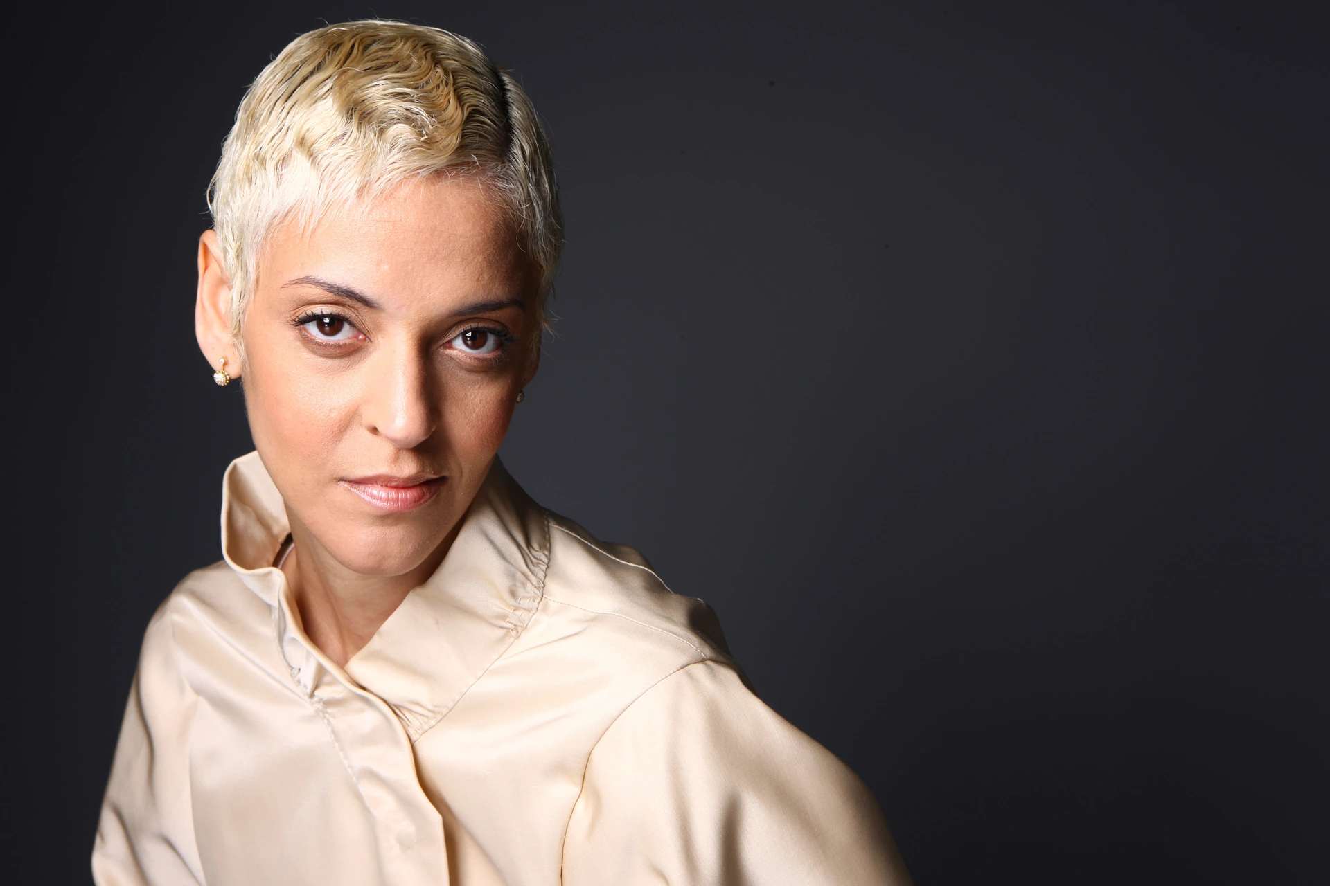 Mariza z krótkimi jasnymi włosami i w jasnej koszuli