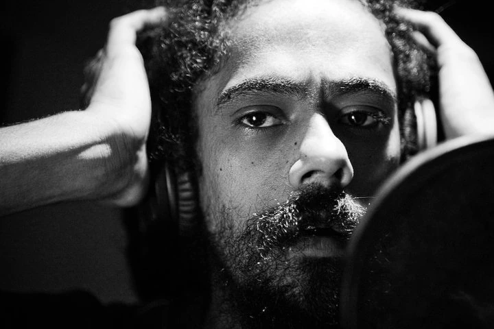 Damian Marley w słuchawkach przy studyjnym mikrofonie