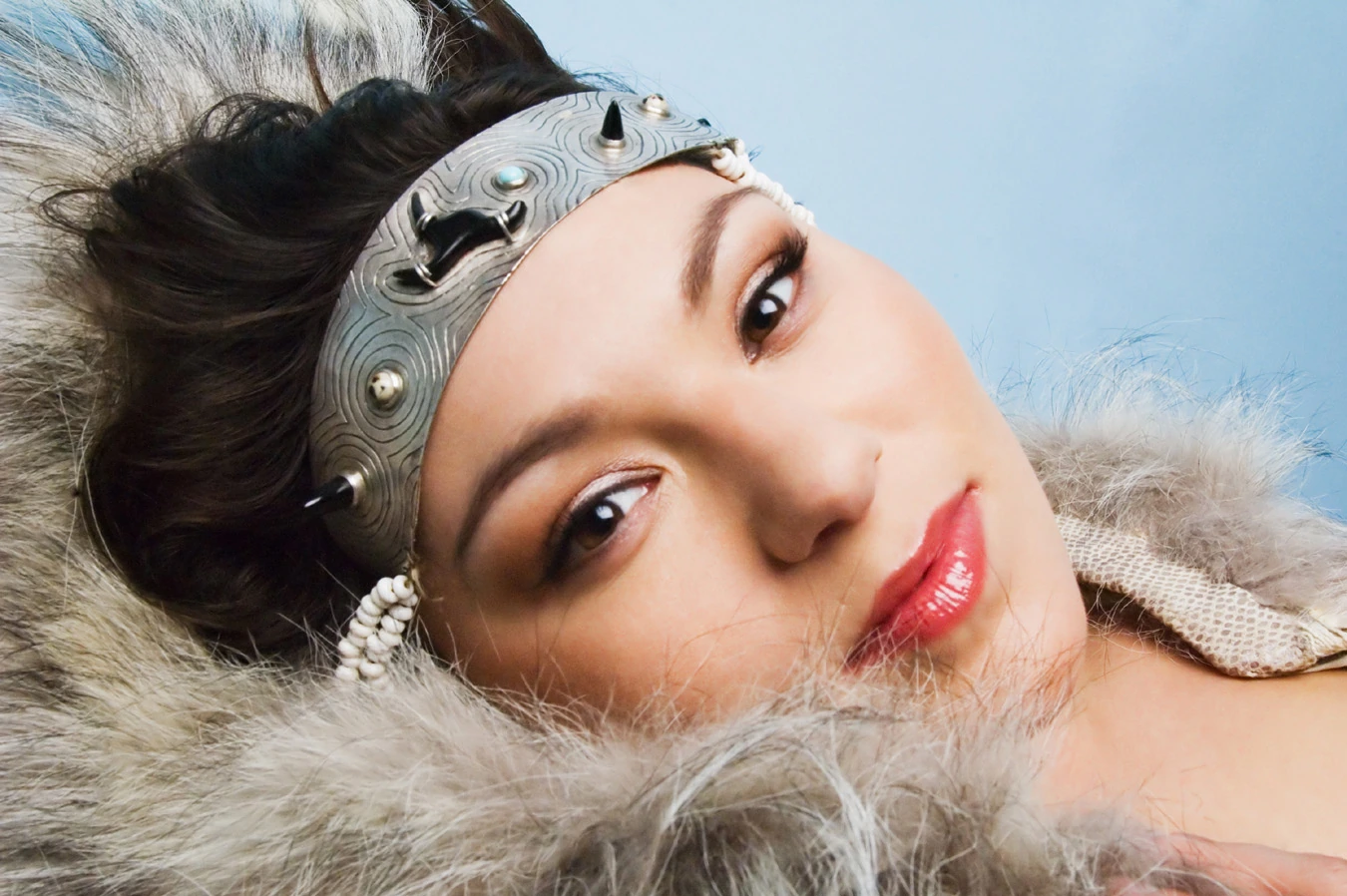 Tanya Tagaq w futrzanym kołnierzu i ozdobnej opasce