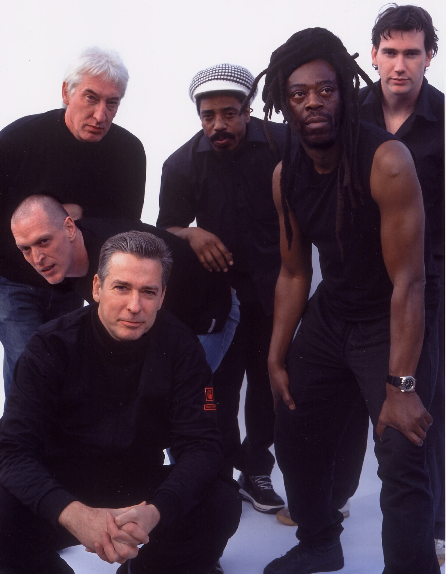 Muzycy Dreadzone na wspólnym portrecie na jasnym tle