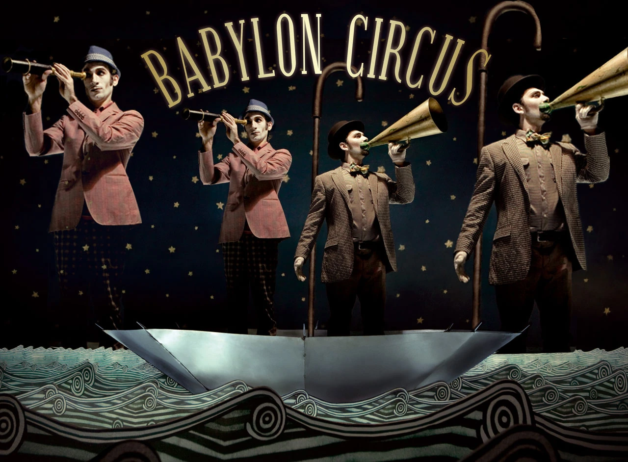 Muzycy Babylon Circus z trąbkami podczas występu, pod nazwą zespołu