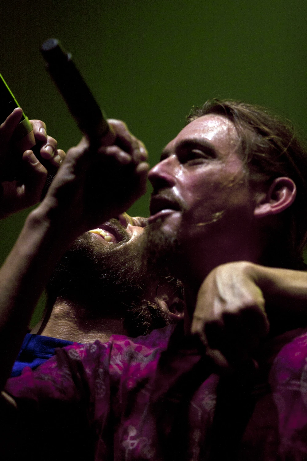 Wokalista Big Mountain śpiewający do mikrofonu podczas koncertu w Sydney w 2012 roku