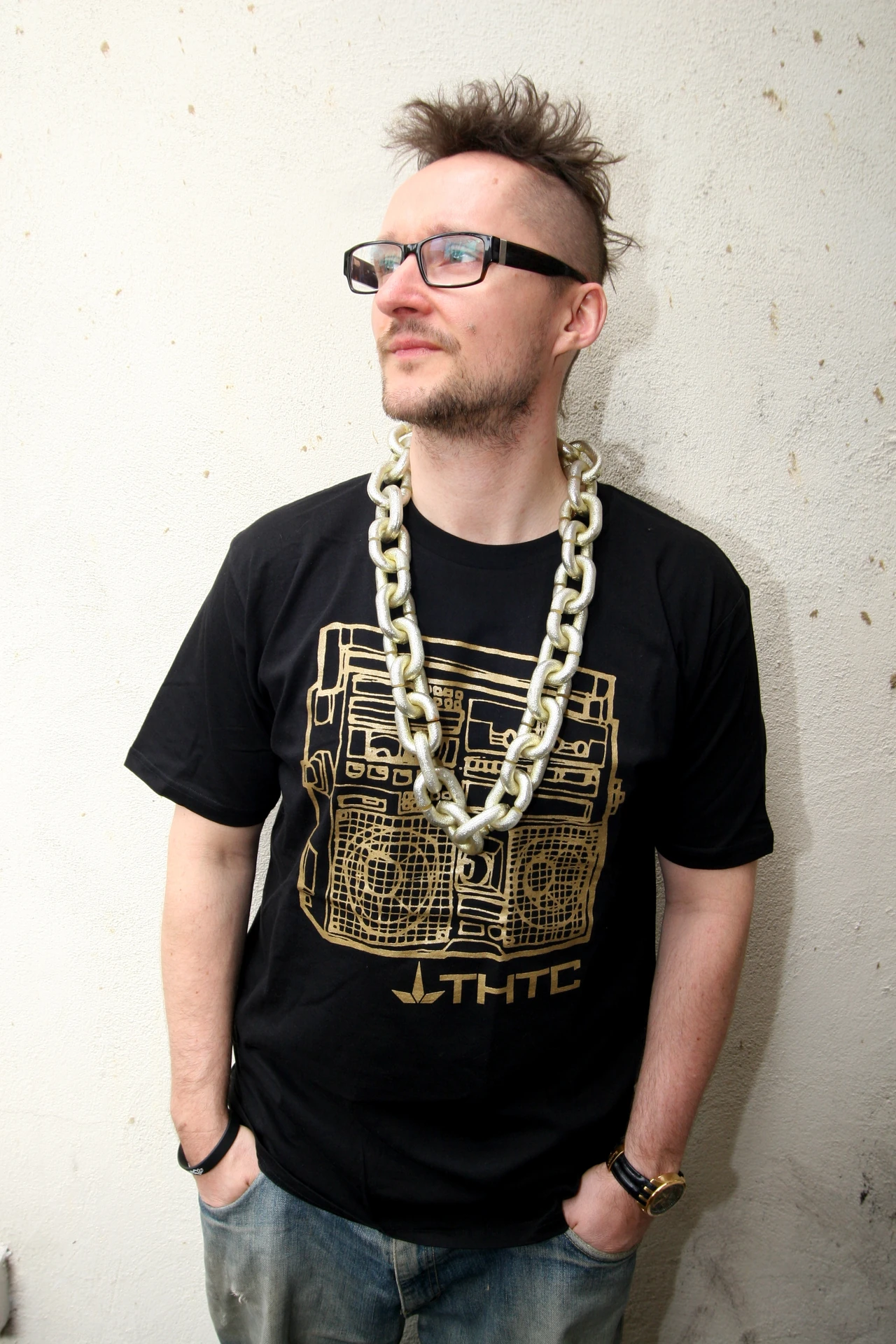DJ Vadim w okularach, pozujący przy jasnej ścianie