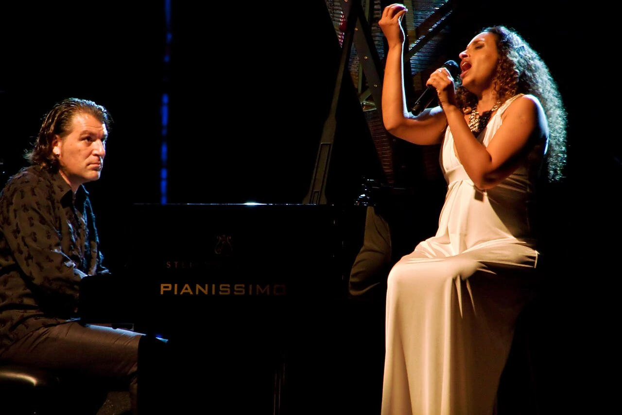 Noa śpiewająca na scenie obok pianisty w 2010 roku
