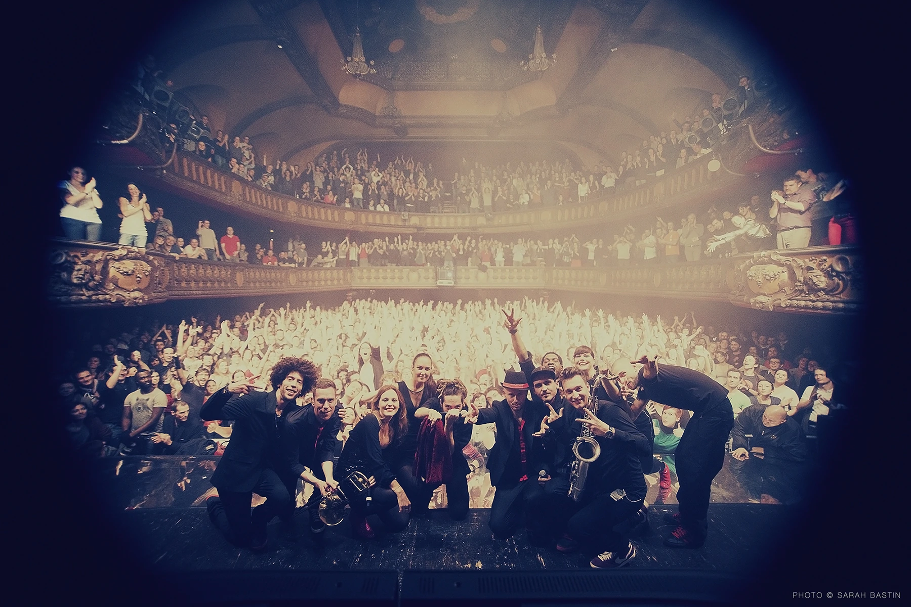 Wax Tailor z muzykami przed widownią w sali koncertowej