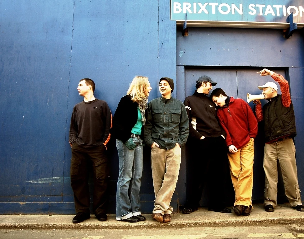 Muzycy Wszystkich Wschodów Słońca przy stacji Brixton