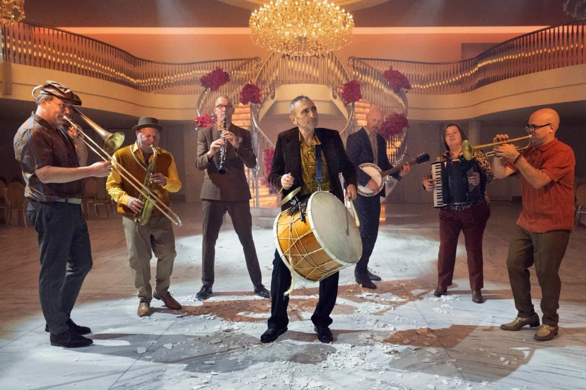 Amsterdam Klezmer Band z instrumentami na fotografii promocyjnej