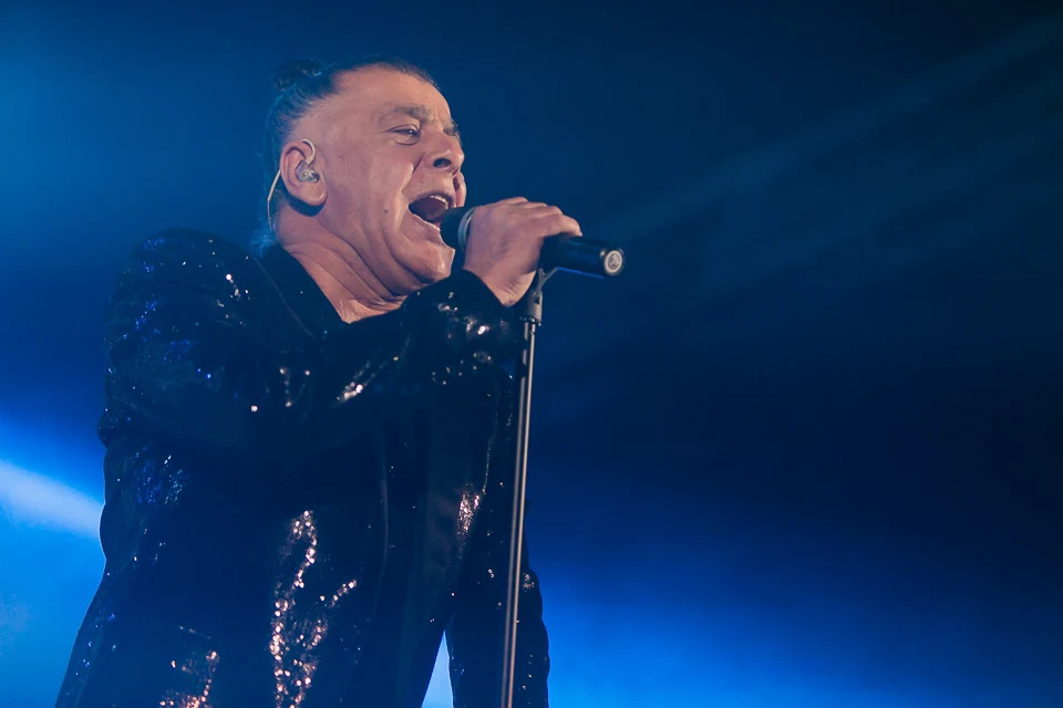 Parni Valjak vocalist Aki Rahimovski at the microphone