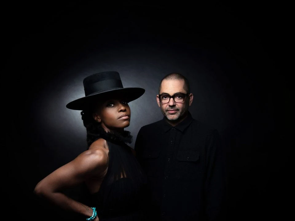 Skye Edwards w czarnym kapeluszu i Ross Godfrey na fotografii duetu Morcheeba