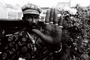 Lee „Scratch” Perry z uniesioną dłonią