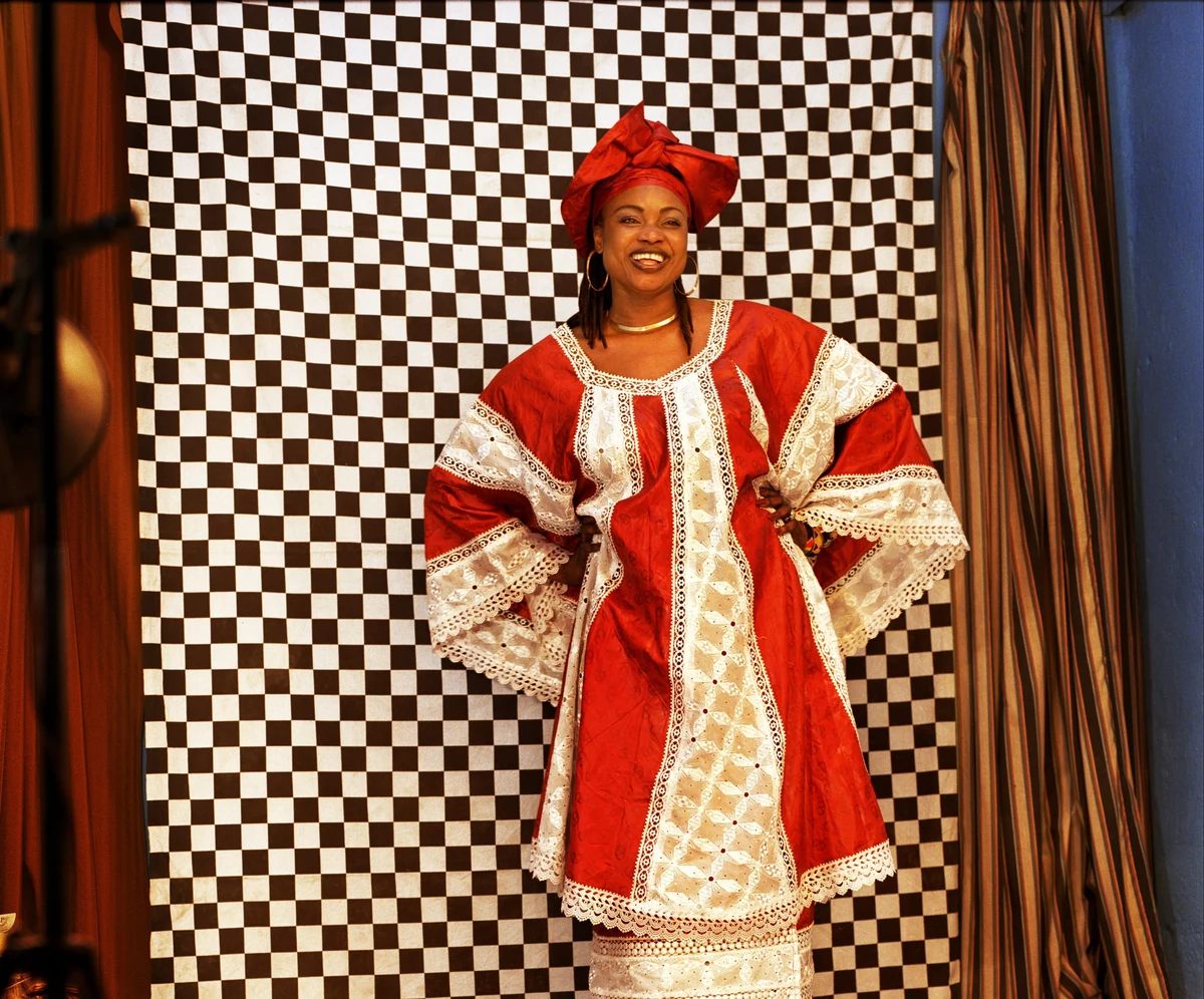 Oumou Sangaré w tradycyjnym stroju na fotografii promocyjnej