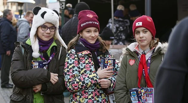 Wolontariuszki podczas 28. Finału WOŚP we Wrocławiu – fotografia ilustracyjna