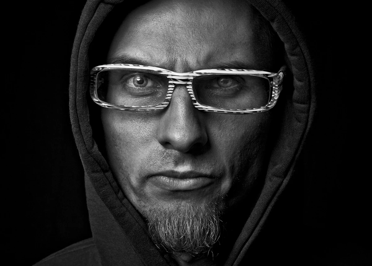 Czarno-biały portret L.U.C-a w okularach