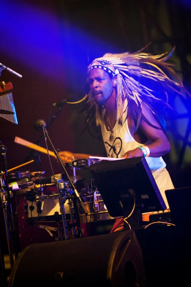 Remi Kabaka przy instrumentach perkusyjnych