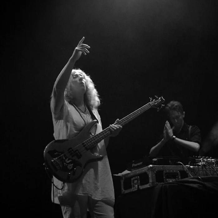 Christine Woodbridge z Alpha & Omega z gitarą basową podczas występu Dub Dynasty